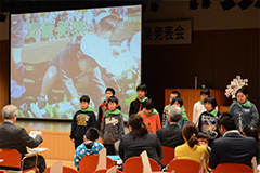 体験発表する子どもたち